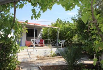 Surfers  Cottage has Balcony rooms