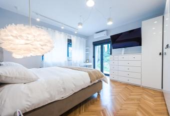 Villa Vikor has rooms with a private hot tub