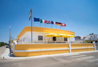 Albergo Europa allows 18 year olds to book a room