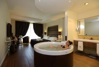 Fonte Del Benessere Resort has rooms with a private hot tub