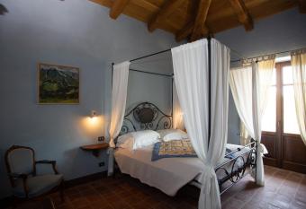 Agriturismo La Torricella has rooms with a private hot tub