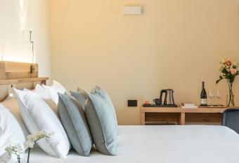 Sporting Hotel San Felice has rooms with a private hot tub