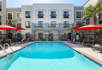 Hampton Inn Santa Barbara/Goleta allows 18 year olds to book a room