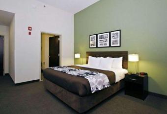 Sleep Inn & Suites Downtown Inner Harbor has rooms with a private hot tub