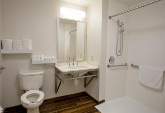 Hilton Garden Inn Bentonville Rogers has rooms with a private hot tub