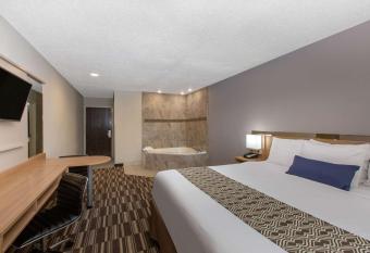 Microtel Inn & Suites by Wyndham Augusta Riverwatch has rooms with a private hot tub