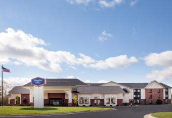 Hampton Inn Birch Run/Frankenmuth allows 18 year olds to book a room