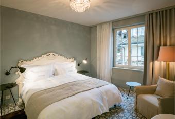 La Couronne Atelier - Dependance allows 18 year olds to book a room