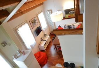 CHEZ LA REINE .....un idea di CHALET IN CITTA  allows 18 year olds to book a room