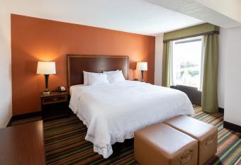 Hampton Inn Winston-Salem Hanes Mall has rooms with a private hot tub