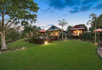 Jetavana has rooms with a private hot tub