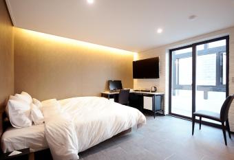 Queens Hotel Seomyeon Busan has rooms with a private hot tub