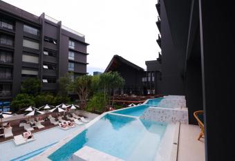 Panan Krabi Resort - SHA Extra Plus has rooms with a private hot tub