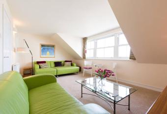 Spetchley House has Balcony rooms