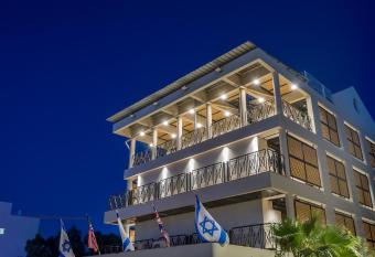 Sahara Hotel Eilat allows 18 year olds to book a room