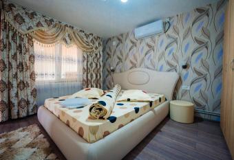 Pensiunea Adrian has rooms with a private hot tub