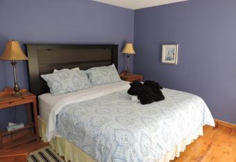 Auberge Spa & Beaux Reves has rooms with a private hot tub