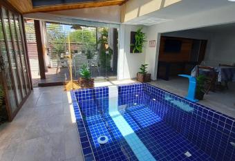 Su  tes Itaigara a 80 metros da praia do Mariscal allows 18 year olds to book a room