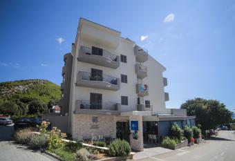 Hotel Ivando has Balcony rooms