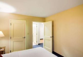 MainStay Suites Dover has rooms with a private hot tub