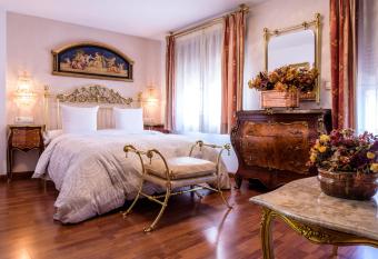 Casa de Reyes allows 18 year olds to book a room