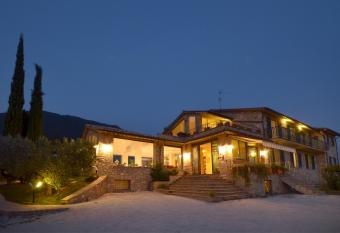 Colle Degli Olivi has Balcony rooms