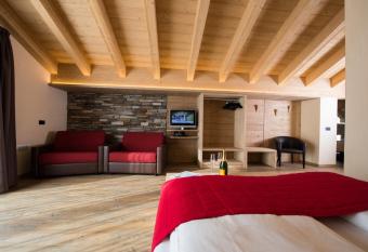 Francesin Active Hotel has rooms with a private hot tub