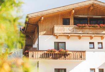 Der Dolomitenhof - Tristach has Balcony rooms