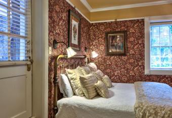 Cedar Crest Inn has Balcony rooms