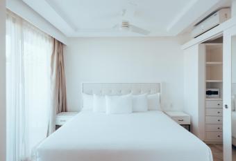 Antera Hotel & Residences has rooms with a private hot tub