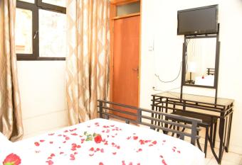 The Hive Guest House has rooms with a private hot tub