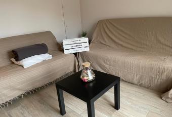 Studio id  al centre-ville meubl   2  me   tage sud has Balcony rooms