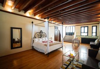 Casalinda San Miguel allows 18 year olds to book a room