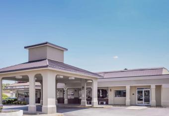 Super 8 by Wyndham Augusta has Smoking rooms