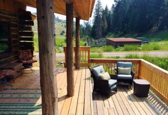 Creek Cabin has Balcony rooms