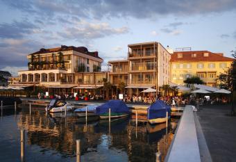 Marina Lachen has rooms with a private hot tub