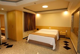 Elegance Praia Hotel has rooms with a private hot tub