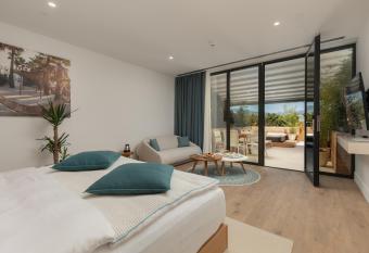 Nikki Beach Resort & Spa Montenegro has rooms with a private hot tub