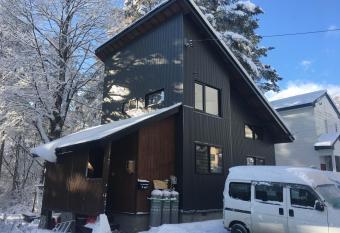 The Yellow House has Balcony rooms