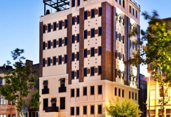 Taximtown Hotel allows 18 year olds to book a room