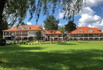 Hotel Saint-Hubert allows 18 year olds to book a room