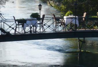 Les Terrasses de David et Louisa allows 18 year olds to book a room