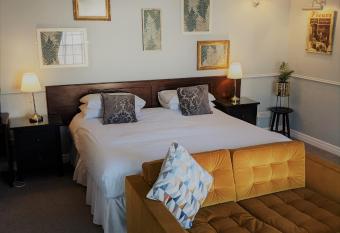 Manor Court Hotel has Balcony rooms