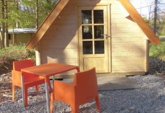 Vakantiepark  t Urkerbos - Kabouterhuisje allows 18 year olds to book a room