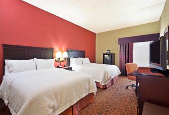 Hampton Inn Winfield/Teays Valley has rooms with a private hot tub