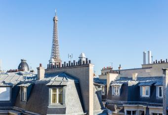 CMG - Tour Eiffel - 75 has rooms with a private hot tub