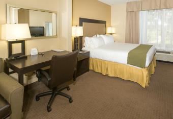 Holiday Inn Express & Suites Jacksonville Airport By IHG has rooms with a private hot tub