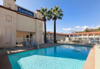 Travelodge by Wyndham Redding CA allows 18 year olds to book a room