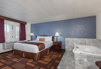 Days Inn & Suites by Wyndham Lodi has rooms with a private hot tub