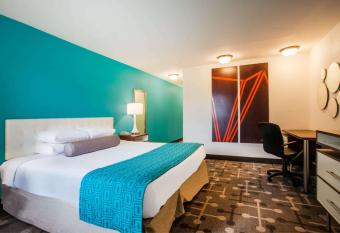 Howard Johnson by Wyndham Blackwood Near Philadelphia has rooms with a private hot tub